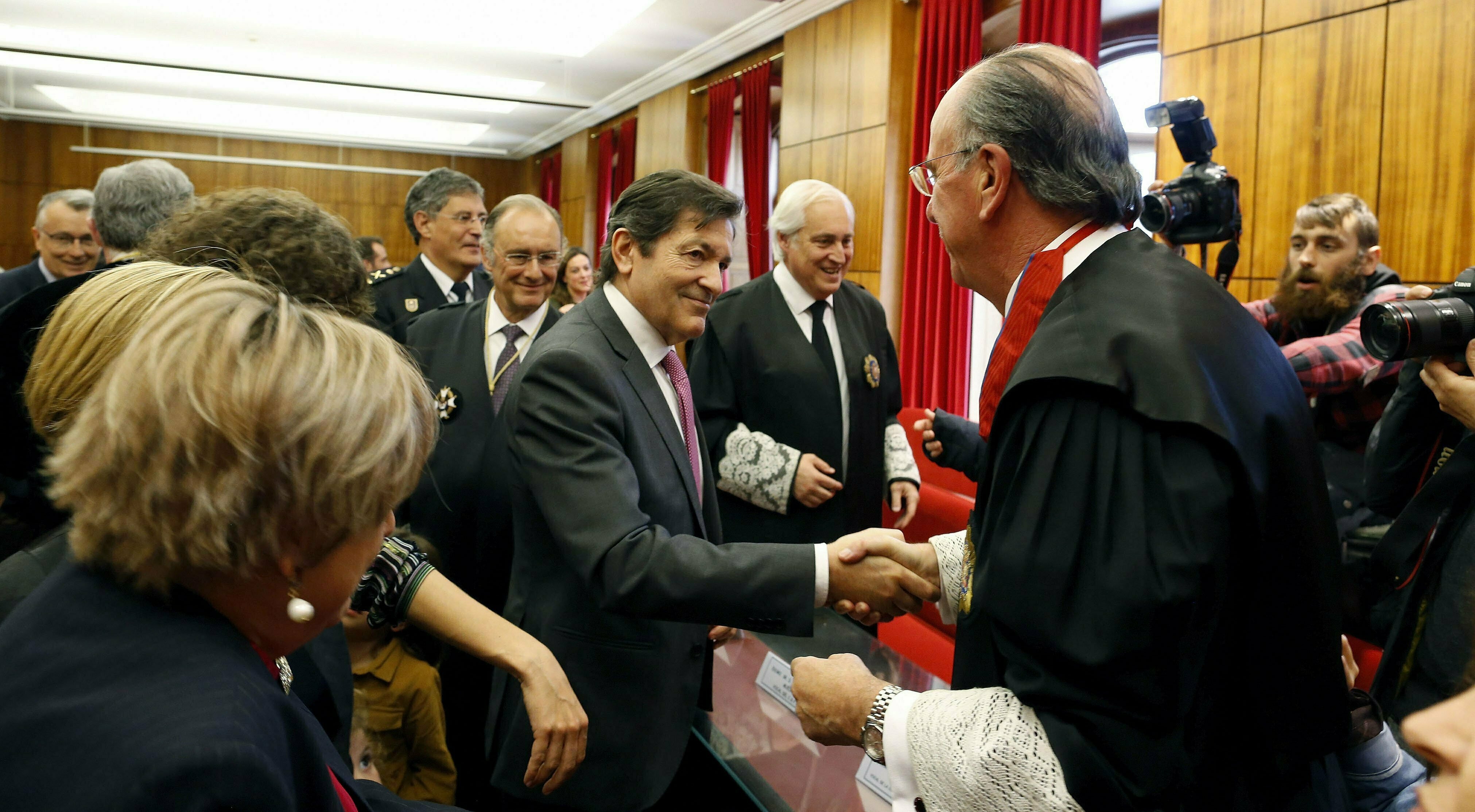 El Presidente del Principado asiste a la entrega de la Cruz Distinguida de San Raimundo de Peñafort al magistrado del Occidente de Asturias José Ignacio Pérez Villamil