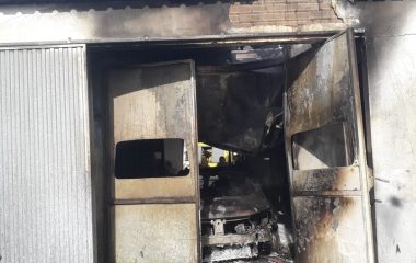 Bomberos de Castropol y Valdés extinguen un incendio en un taller de Salave (Tapia)