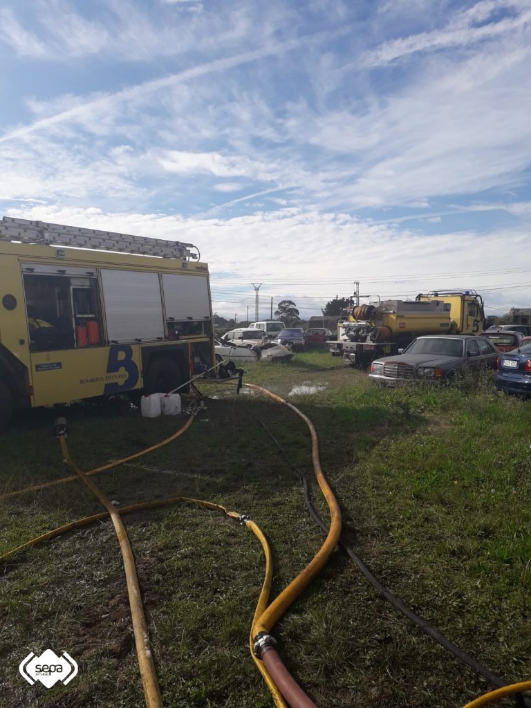 Bomberos de Castropol y Valdés extinguen un incendio en un taller de Salave (Tapia)