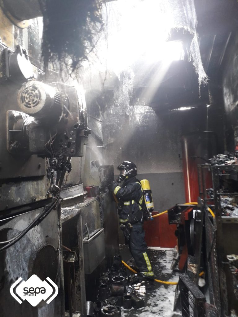 Bomberos de Castropol y Valdés extinguen un incendio en un taller de Salave (Tapia)