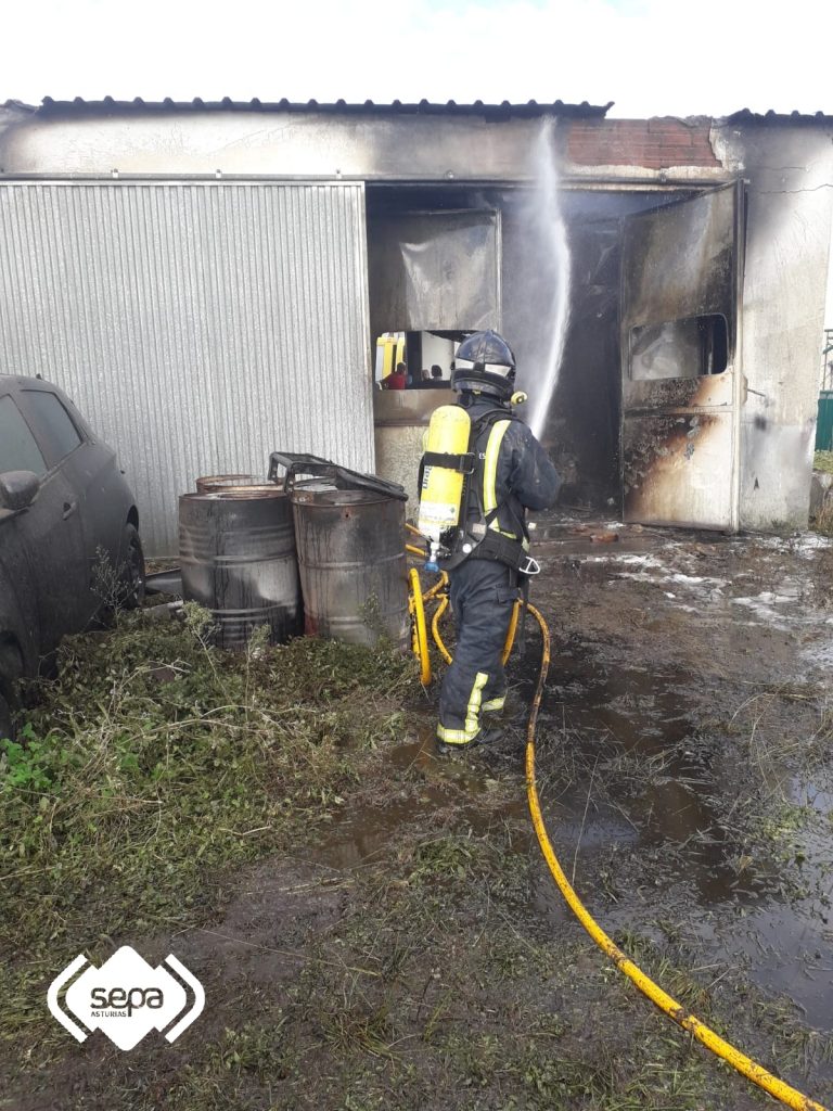 Bomberos de Castropol y Valdés extinguen un incendio en un taller de Salave (Tapia)