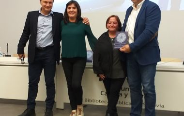 Trinidad Suárez y los alcaldes de Taramundi y San Tirso recogen el Premio Aclebim a la biblioteca móvil de Taramundi