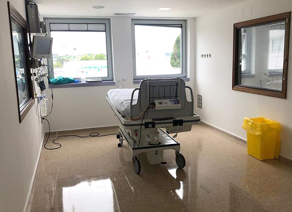 Los hospitales San Agustín y Cabueñes amplían sus instalaciones para atender a pacientes críticos e implantar los protocolos covid19