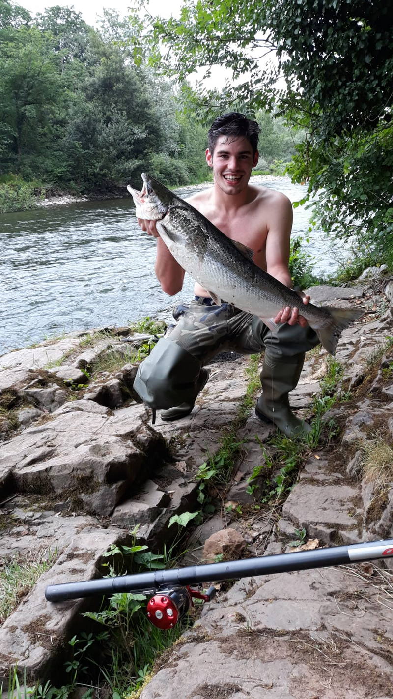 El joven deportista naviego Mario Méndez, echa a tierra un salmón de más de 6 kilos en el Narcea