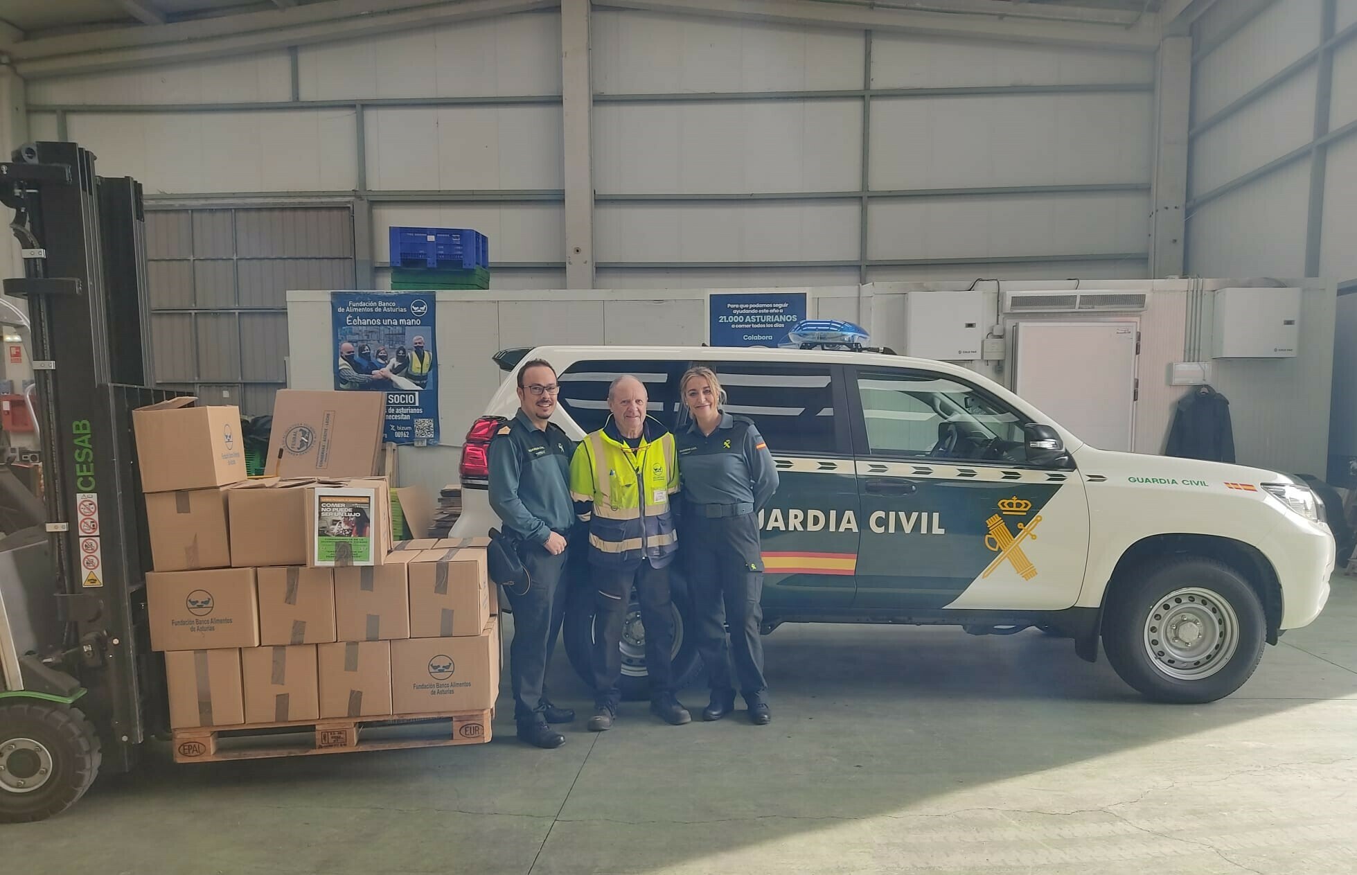 La Comandancia de la Guardia Civil de Oviedo dona 250 kilogramos de alimentos no perecederos a la Fundación Banco de Alimentos de Asturias.