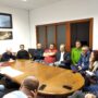 Reunión en La Caridad Sobre la Construcción de un Campo de Fútbol Sintético en la Zona Navia-Eo