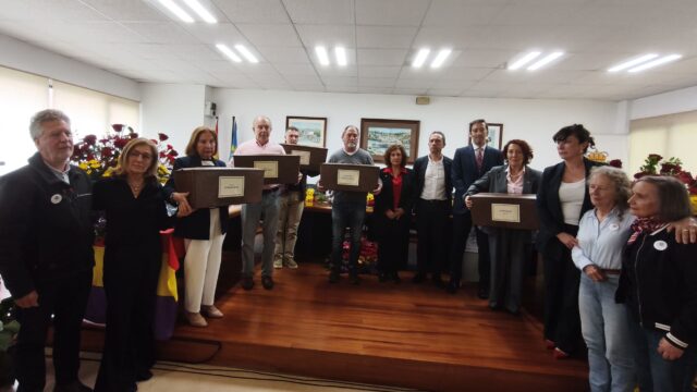 El ayuntamiento de El Franco, sede de la entrega de los restos de cinco víctimas de la dictadura a sus familias